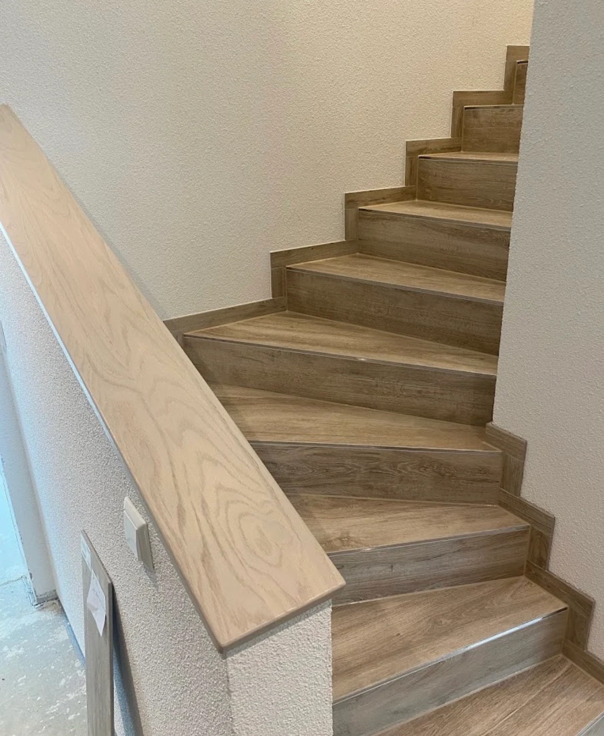 Treppe mit Fliesen in Holzoptik, verlegt von Fliesen & Vinyl BOGAJ