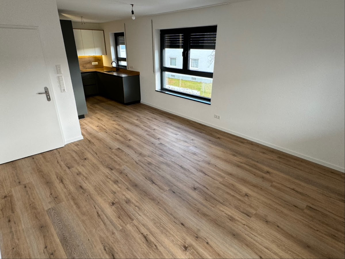 Wohnzimmer mit Vinylboden in Holzoptik, verlegt von Fliesen & Vinyl BOGAJ
